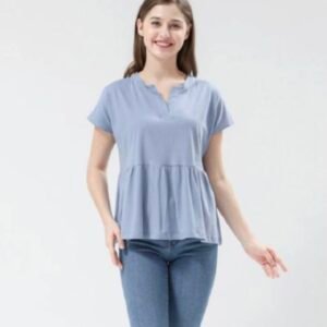 Kaos polos dengan detail ruffle yang terinspirasi dari busana bangsawan Victoria pada abad ke 15, dengan model loose kaos ini sangat cocok dipakai untuk kamu yang memiliki proporsisi tubuh lebih berisi atau pecinta oversize namun tetap ingin terlihat anggun, stylish dan cantik!