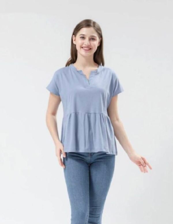 Kaos polos dengan detail ruffle yang terinspirasi dari busana bangsawan Victoria pada abad ke 15, dengan model loose kaos ini sangat cocok dipakai untuk kamu yang memiliki proporsisi tubuh lebih berisi atau pecinta oversize namun tetap ingin terlihat anggun, stylish dan cantik!